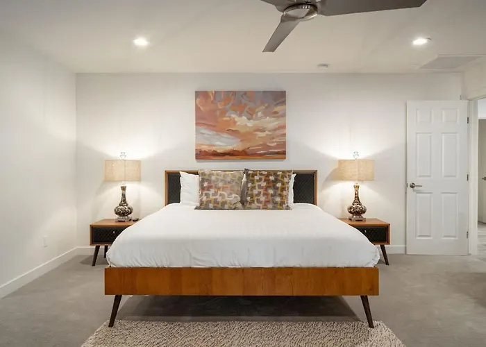 Holiday home The Claremont - Chic Luxe Putting & Pool *