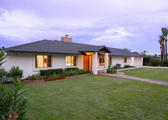 Holiday home The Claremont - Chic Luxe Putting & Pool