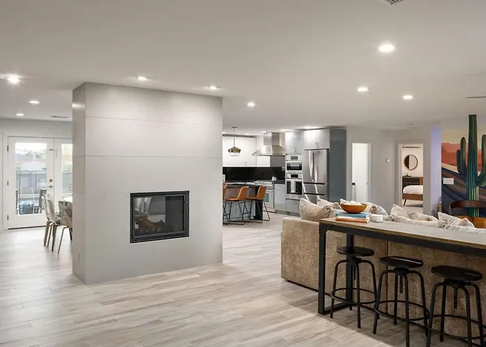 The Claremont - Chic Luxe Putting & Pool Holiday home Phoenix