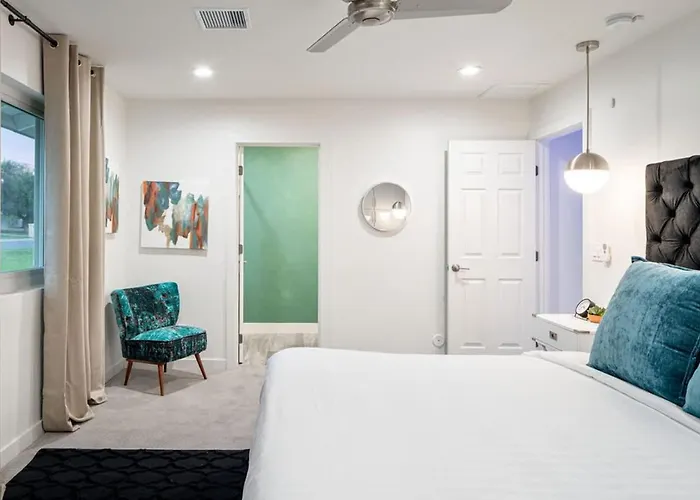 Holiday home The Claremont - Chic Luxe Putting & Pool *