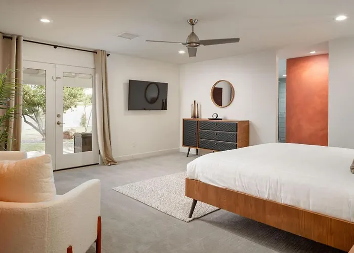 Holiday home The Claremont - Chic Luxe Putting & Pool Phoenix