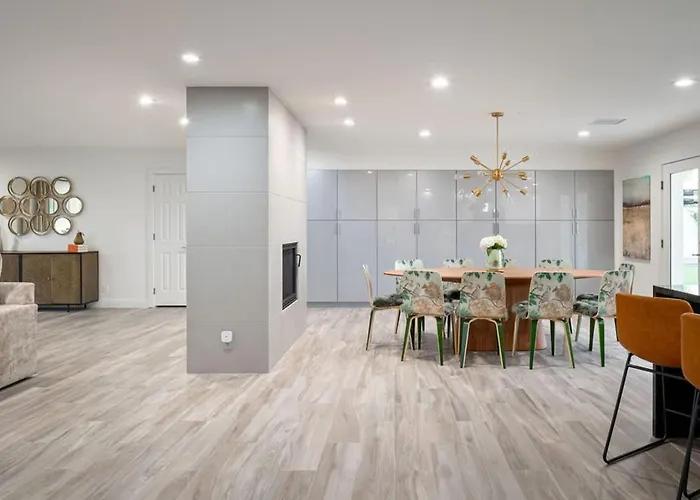 The Claremont - Chic Luxe Putting & Pool Holiday home