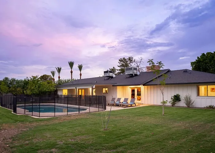 Holiday home The Claremont - Chic Luxe Putting & Pool