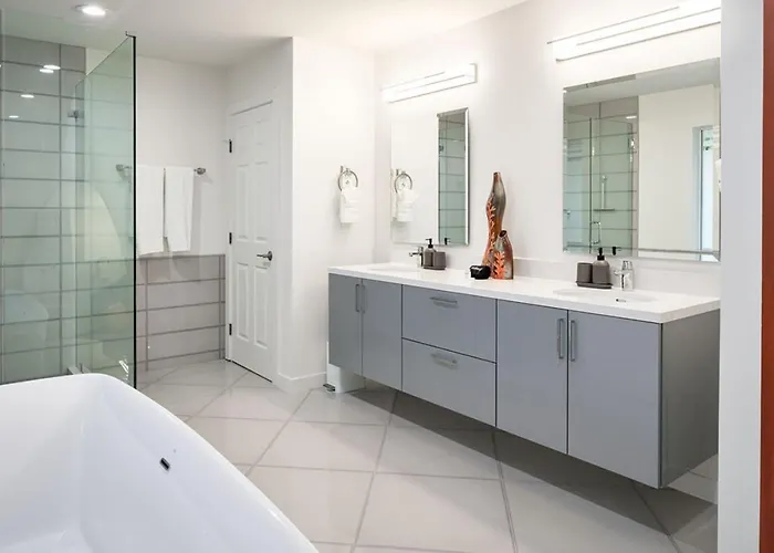The Claremont - Chic Luxe Putting & Pool Holiday home *