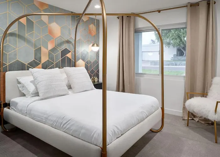 The Claremont - Chic Luxe Putting & Pool Holiday home Phoenix