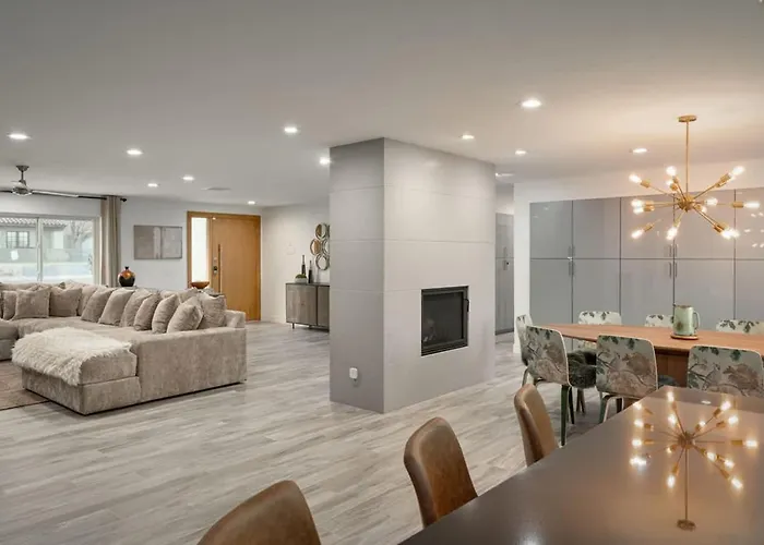 Holiday home The Claremont - Chic Luxe Putting & Pool Phoenix