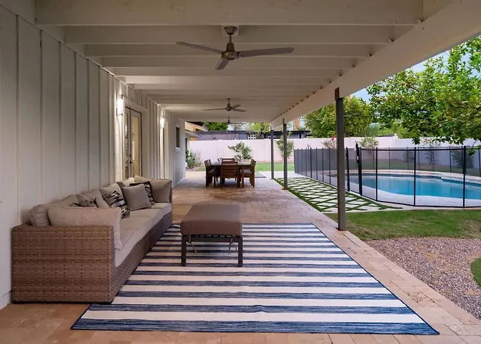 The Claremont - Chic Luxe Putting & Pool Holiday home Phoenix