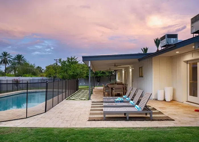 The Claremont - Chic Luxe Putting & Pool Holiday home
